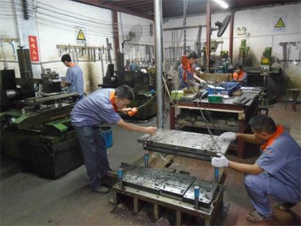 塑膠注塑模具擺杆先複位（wèi）機構